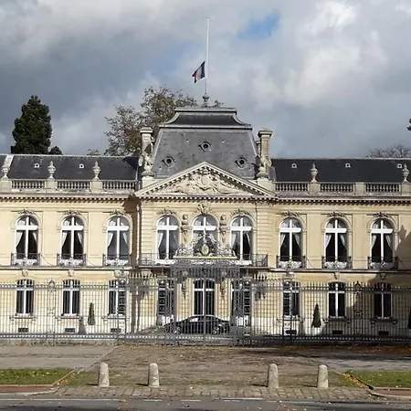 Le Petit Mansart Apartment Versailles